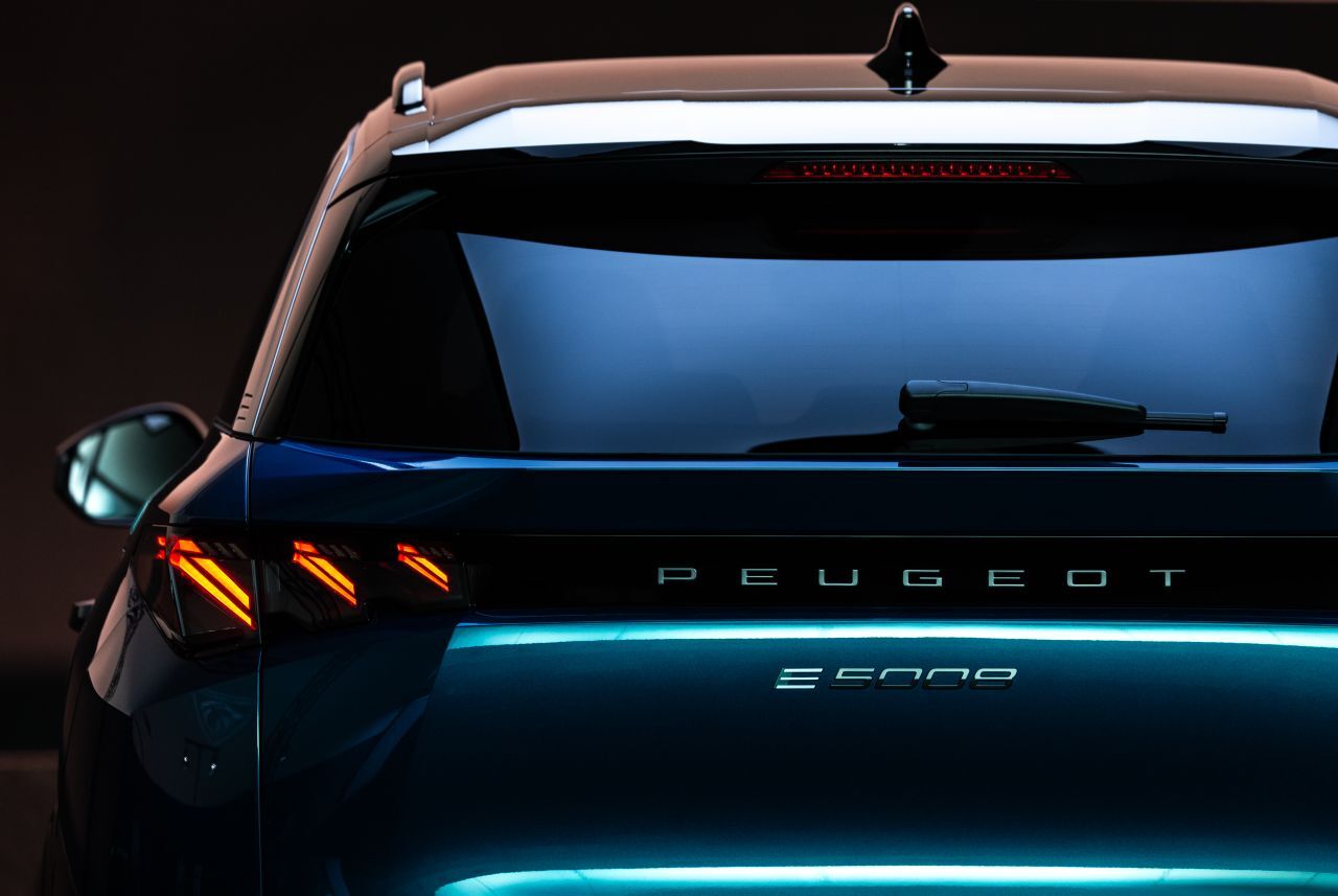 Peugeot hat seinem Familien-SUV einen großen Aufbau spendiert, von hinten betrachtet wirkt der 5008 bullig und selbstbewusst.