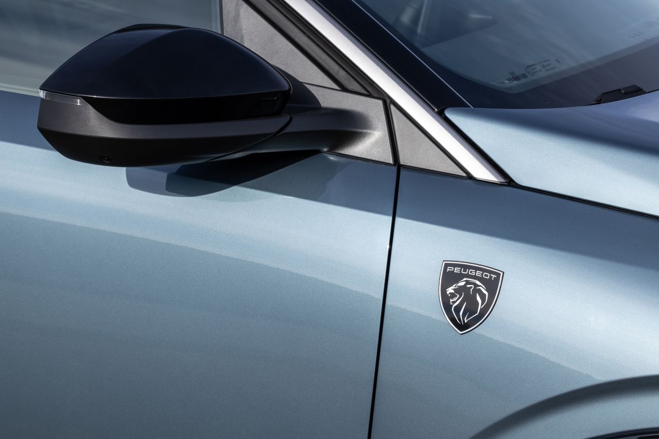 Das neue, schwarz-silberne Peugeot-Logo.