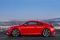 Die technische Basis des TT RS ist die Großserie und bei nur 4,19 Metern Länge muss Audi letztlich auch in der Abstimmung auf Nummer sicher gehen. Durch den deutlich leichteren Motor und die damit bessere Balance ist aber zu erwarten, dass die Fahrdynamik spürbar steigt.