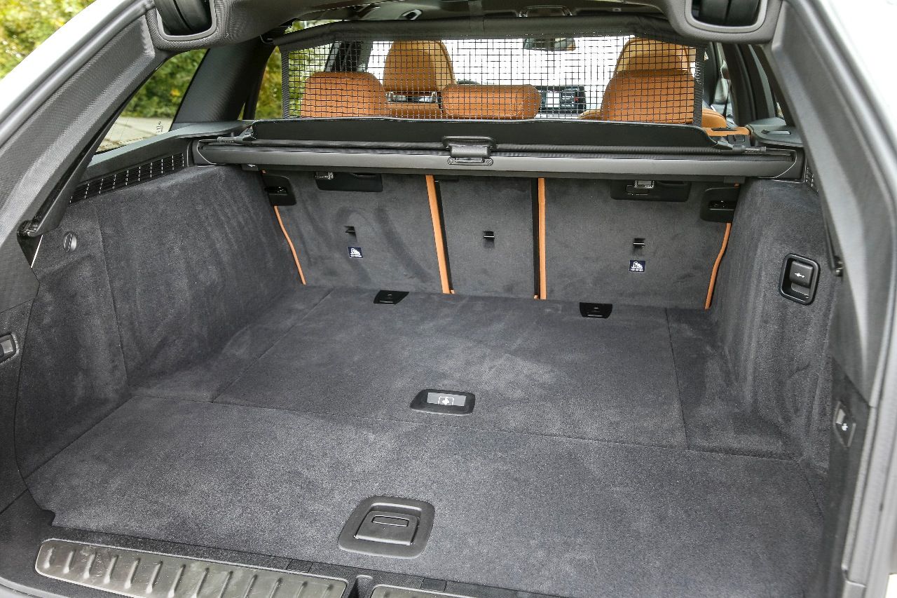 Geräumiger Kofferraum mit 570 bis 1700 Liter Volumen – größer als beim Audi A6, kleiner als beim Mercedes E-Klasse T-Modell.