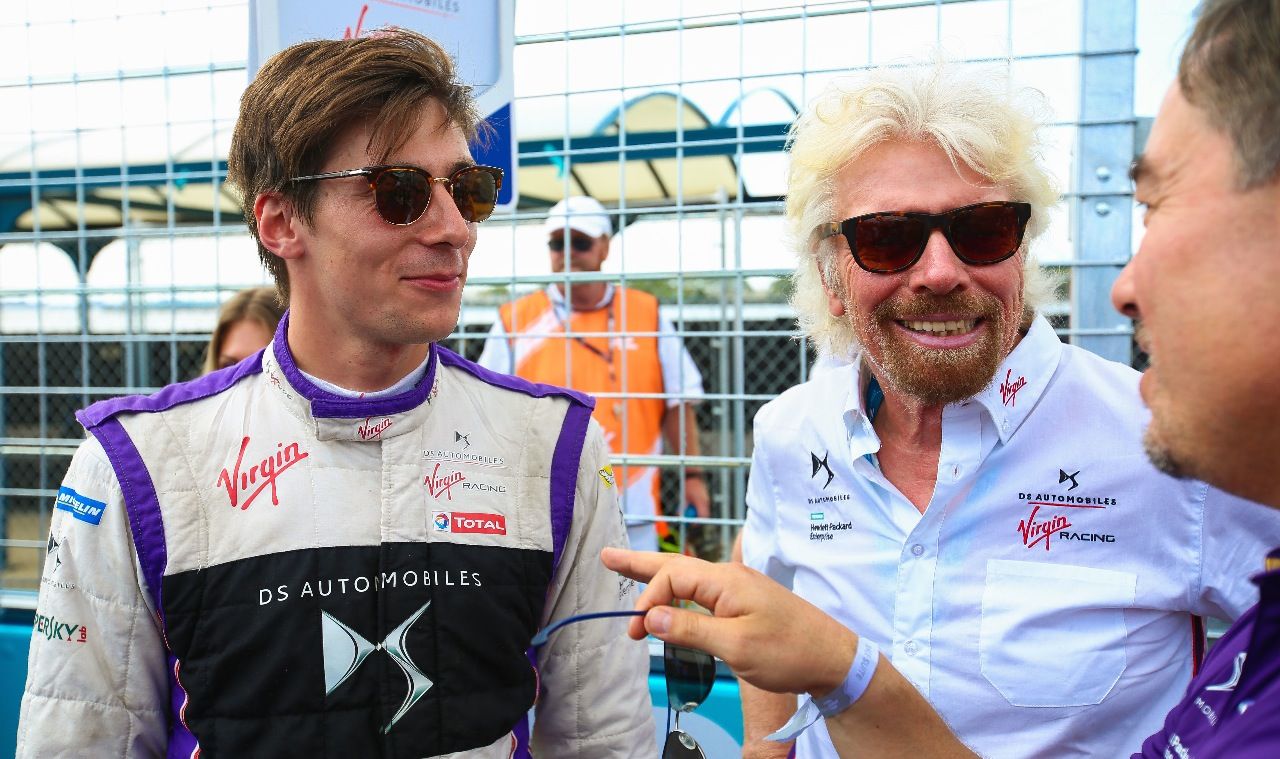 Schillerndes Team: Virgin Racing ist das Lieblingsprojekt von Abenteurer-Milliardär Sir Richard Branson (hier mit Fahrer Alex Lynn), der von Beginn der Formel E an auf die nachhaltige Serie setzte und seit Season 2 mit der PSA-Premiummarke DS Automobiles einem hochkarätigen Partner hat.