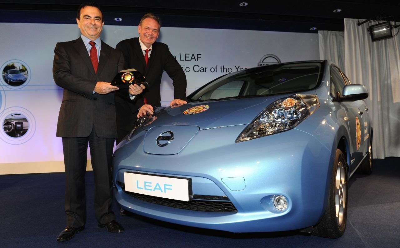 Goshn (links) nimmt 2011 den Preis für das „Auto des Jahres