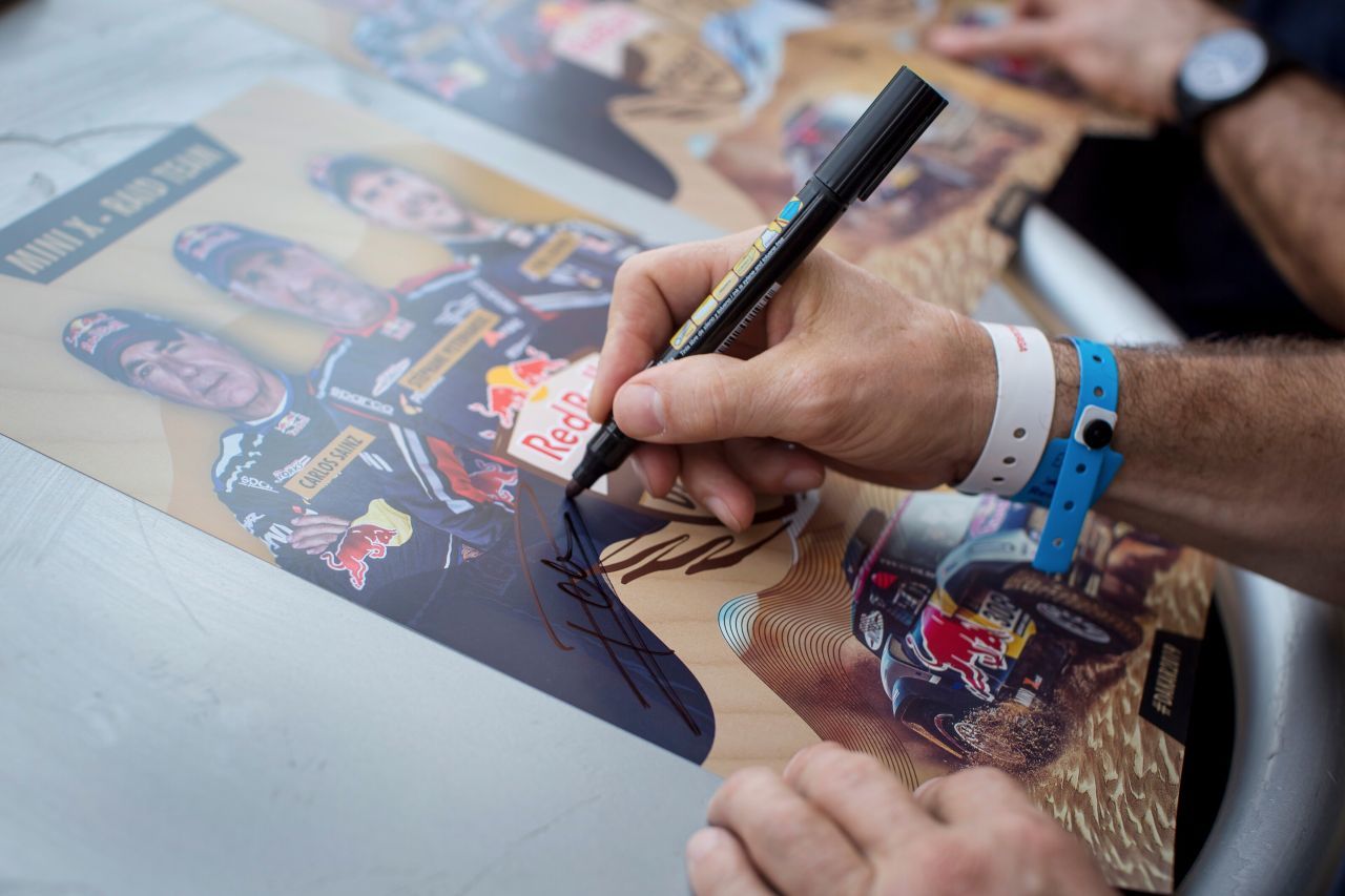 Stephane Peterhansel. Die Dakar-Legende ist natürlich ein besonders begehrter Autogrammgeber.