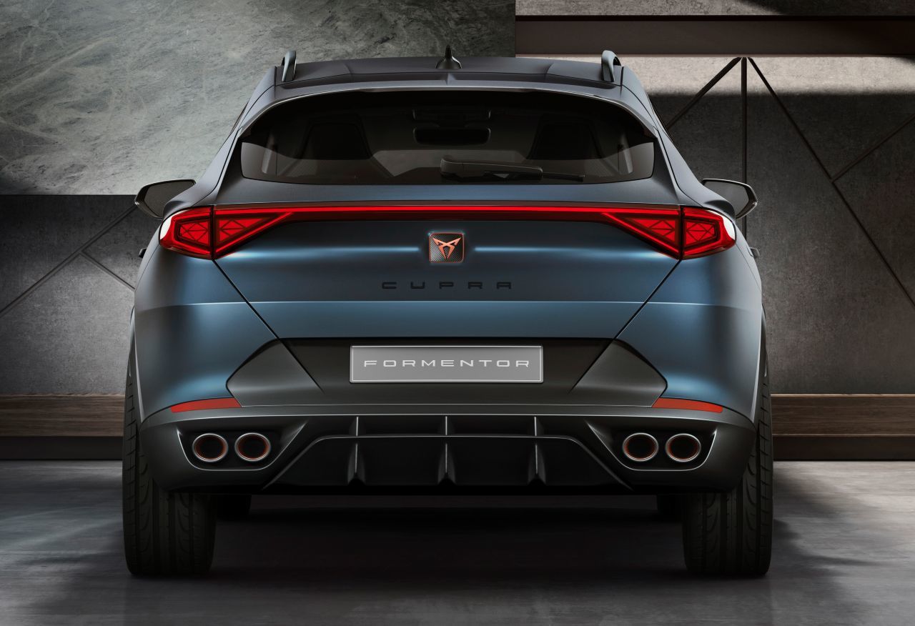 Das Heck weckt Assoziationen zu Lamborghini, ohne zu kopieren. Die illustre Marke aus Italien hat mit dem Urus auch ein erstes SUV gebracht.