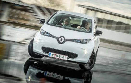 …und das Auto auch. Der ÖAMTC bestückt seine Fahrtechnikkurse mit Renault-Elektroautos und wird zur Anlaufstelle für Fahrer, die den richtigen Umgang mit der Zukunftstechnik lernen wollen. Motorprofis.at hat genauer nachgefragt. - Der Drift ist sauber…