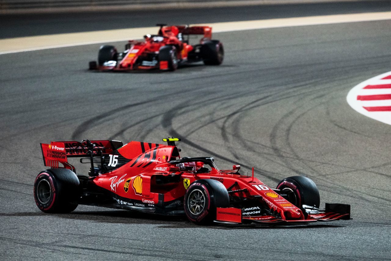 Im Nachtrennen von Bahrain verblasste Vettel im wahrsten Sinn des Wortes hinter dem grandiosen Leclerc.