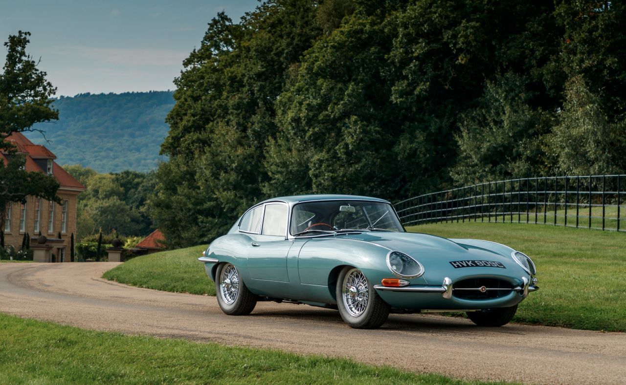 Die Faszination E-Type mit den Worten von Jaguar-Chefdesigner Ian Callum: „Ein so dramatisches und zugleich so pures Designstatement. Ich könnte ihn den ganzen Tag anschauen“.