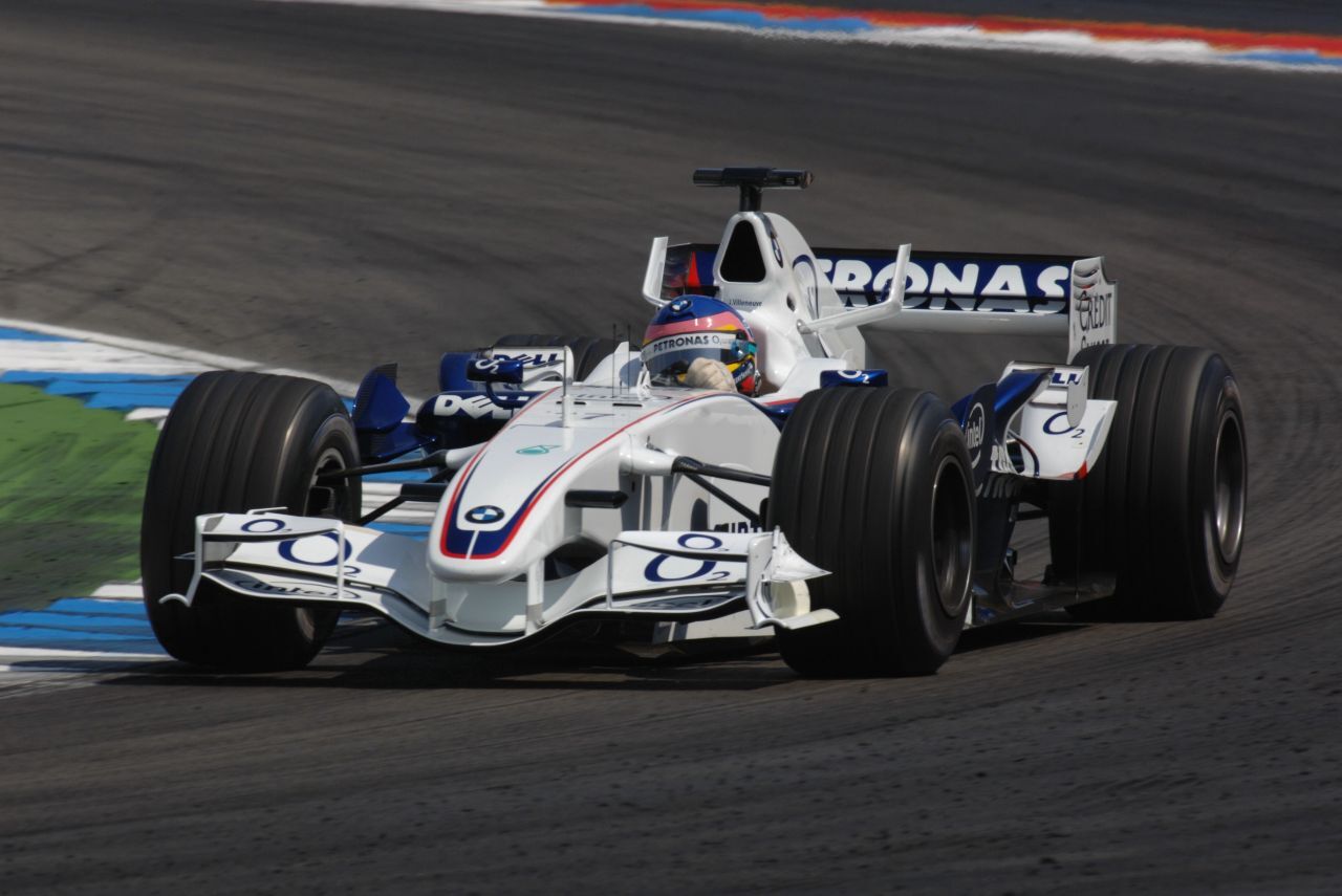 In der Formel 1 fuhr Jacques Villeneuve von 1996 bis 1998 für Williams, von 1999 bis 2003 für BAR, 2004 für Renault, 2005 für Sauber und 2006 für BMW Sauber – hier im Bild.