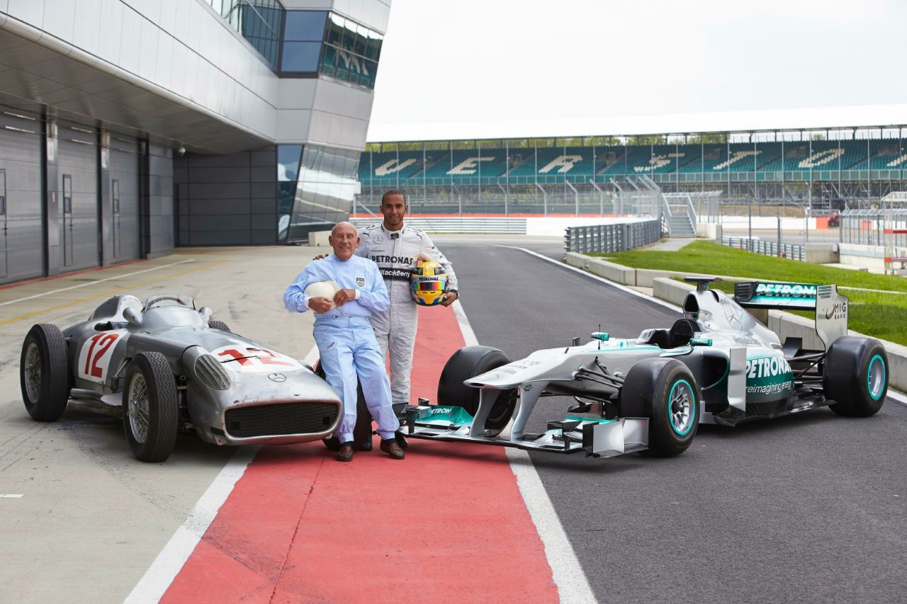 Sir Stirling Moss und Lewis Hamilton kannten sich von zahlreichen Ehrungen und Show-Auftritten, etwa hier in Silverstone.