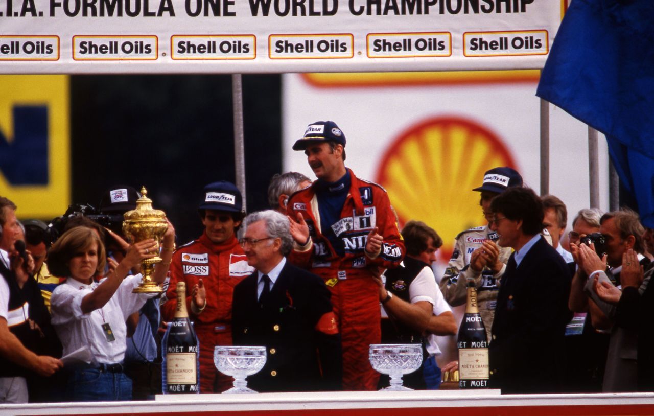 Seine Frau Virginia (verstorben 2013) machte das Wunder des Überlebens so lange möglich – hier im Bild mit den Williams-Weltmeistern Prost, Mansell und Piquet.