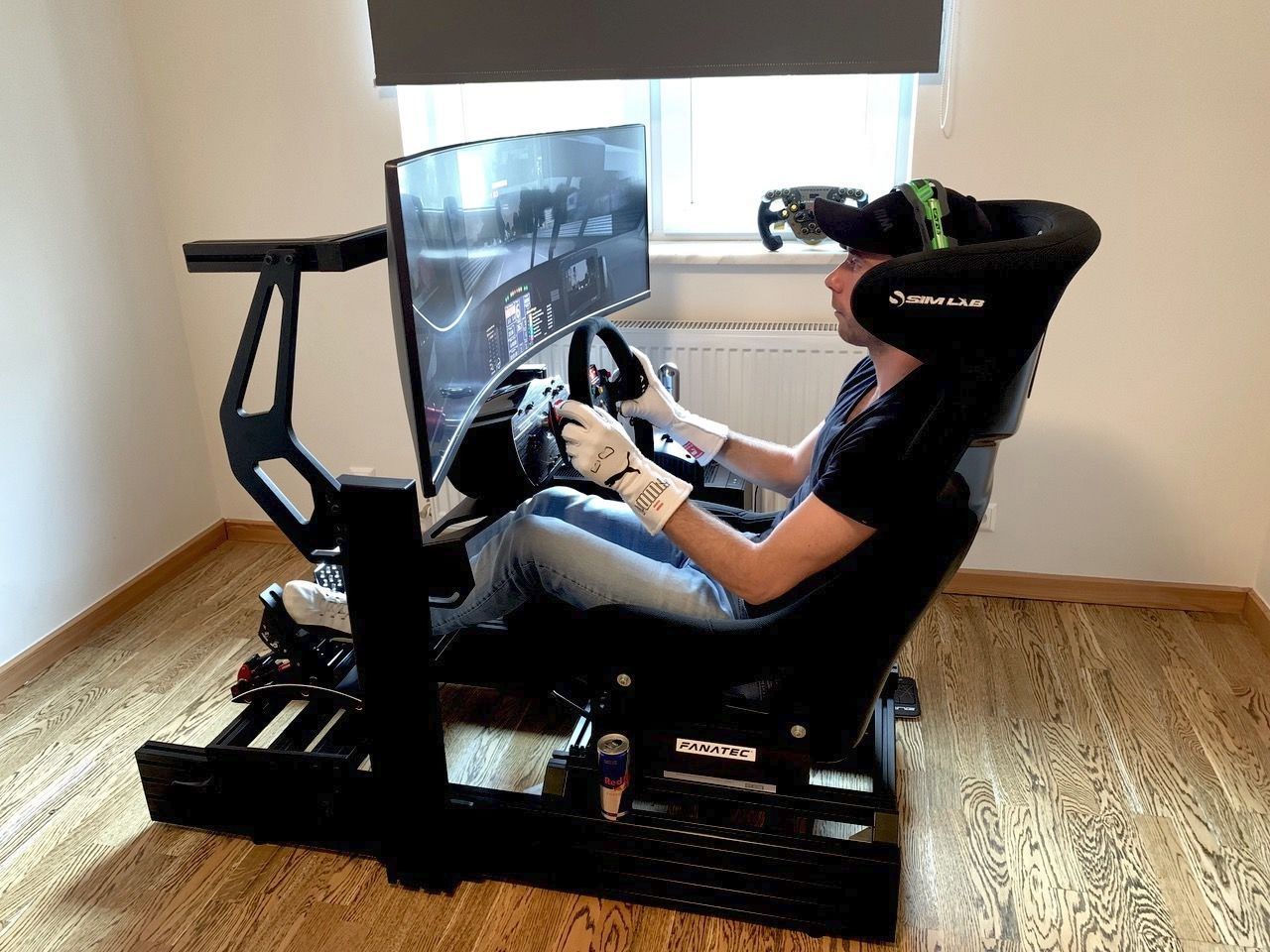 Home-Office der besonderen Art: Am Sim-Racer im Büro in seiner Wohnung am Mondsee fährt Eng Rennen 