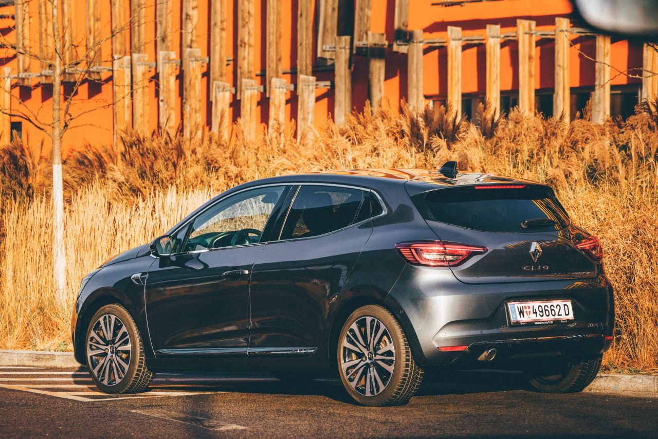 Neue Proportionen durch die neue Plattform. Während Länge und Höhe nahezu gleich bleiben, erreicht der Clio in der Breite schon das Golf/Megane-Niveau.