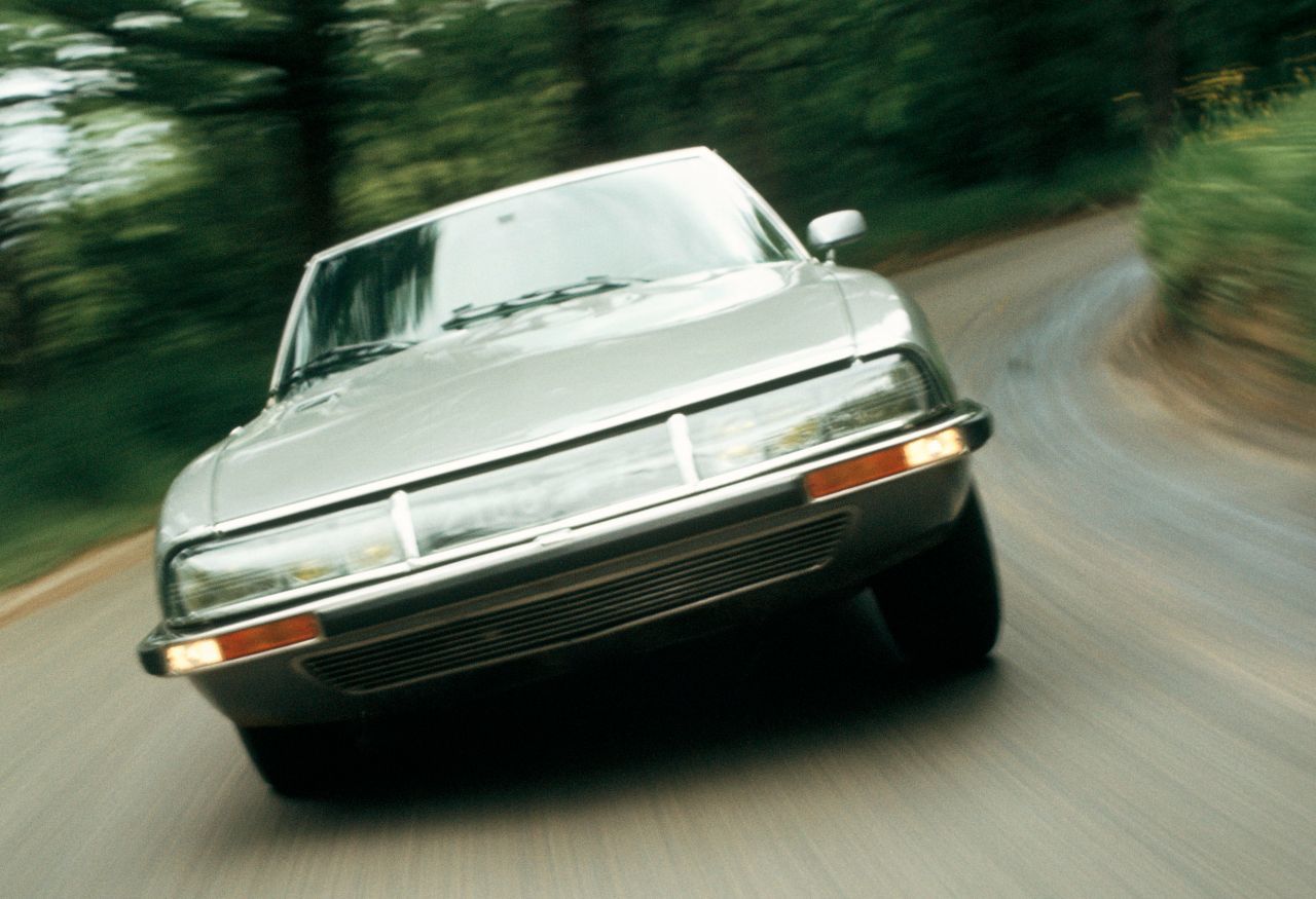 Der Citroën SM kam 1970 auf einen Topspeed von 220 km/h und war damit ähnlich schnell wie ein 911er war. Tempolimit gab es in Österreich 1974.