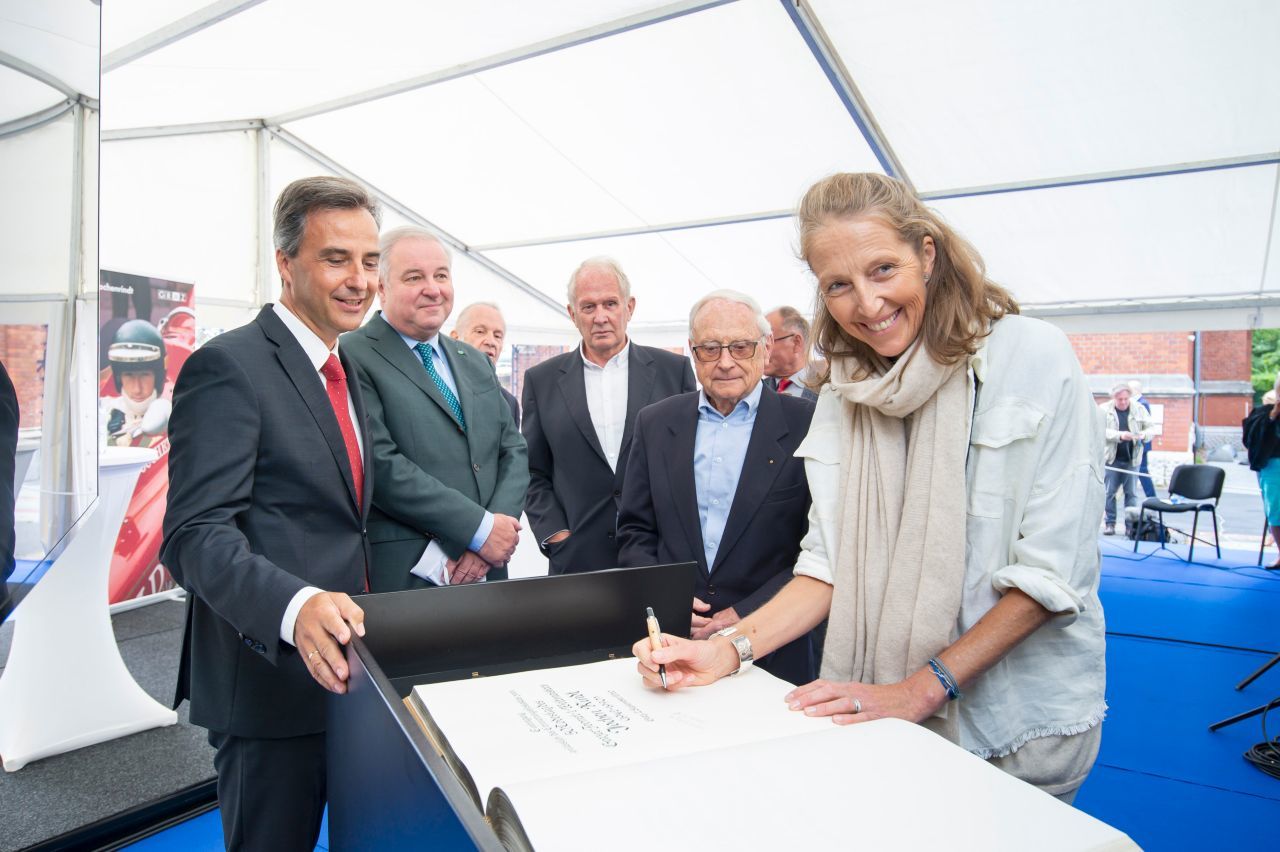 Natascha Rindt trug sich 2020 in das Ehrenbuch der Stadt Graz ein – im Bild mit dem damaligen Bürgermeister Nagl, Landeshauptmann Schützenhöfer, Helmut Marko und Jochens Halbbruder Uwe Eisleben.