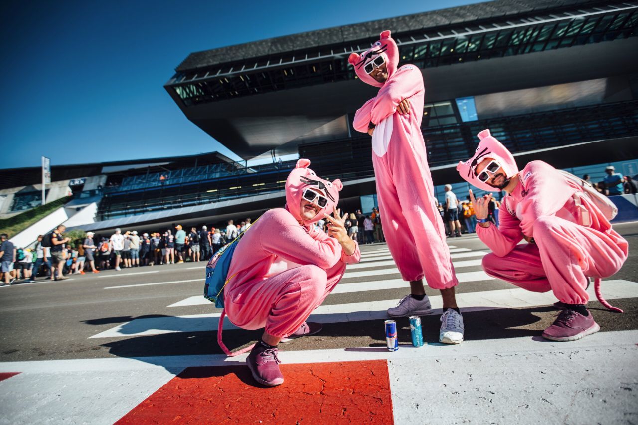 Die Aussichten auf einen Grand Prix sollen angeblich rosarot sein – auch wenn wir auf Fans wie diese verzichten werden müssen.