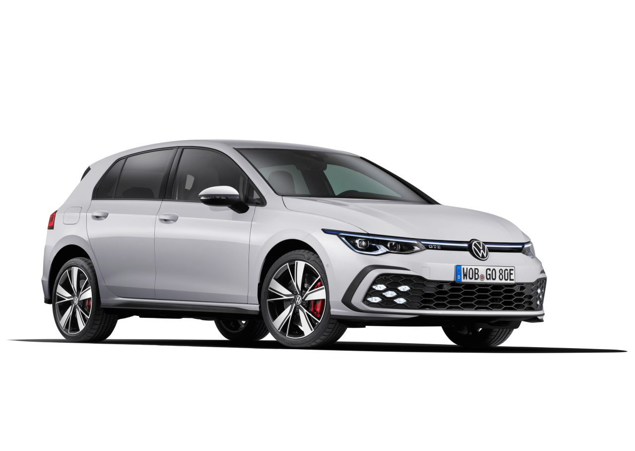 Der Plug-In-Hybridantrieb des neuen Golf GTE besteht aus: TSI-Vierzylinder mit 150 PS, E-Motor mit 115 PS, 6-Gang-DSG-Getriebe, Lithium-Ionen-Batterie mit 13 kWh.