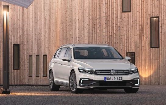 VW bringt immer mehr Hybridmodelle, die Kurzstrecken rein elektrisch und Langstrecken mit Benziner fahren. - Angriff der Ökoraketen