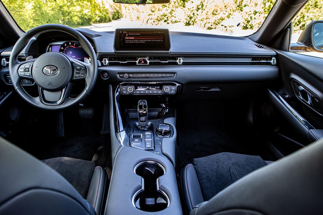 Im Cockpit schaut der Supra aus wie – ein BMW. Wie schon beim Außendesign kein wesentlicher Unterschied zum Sechszylinder-Modell.