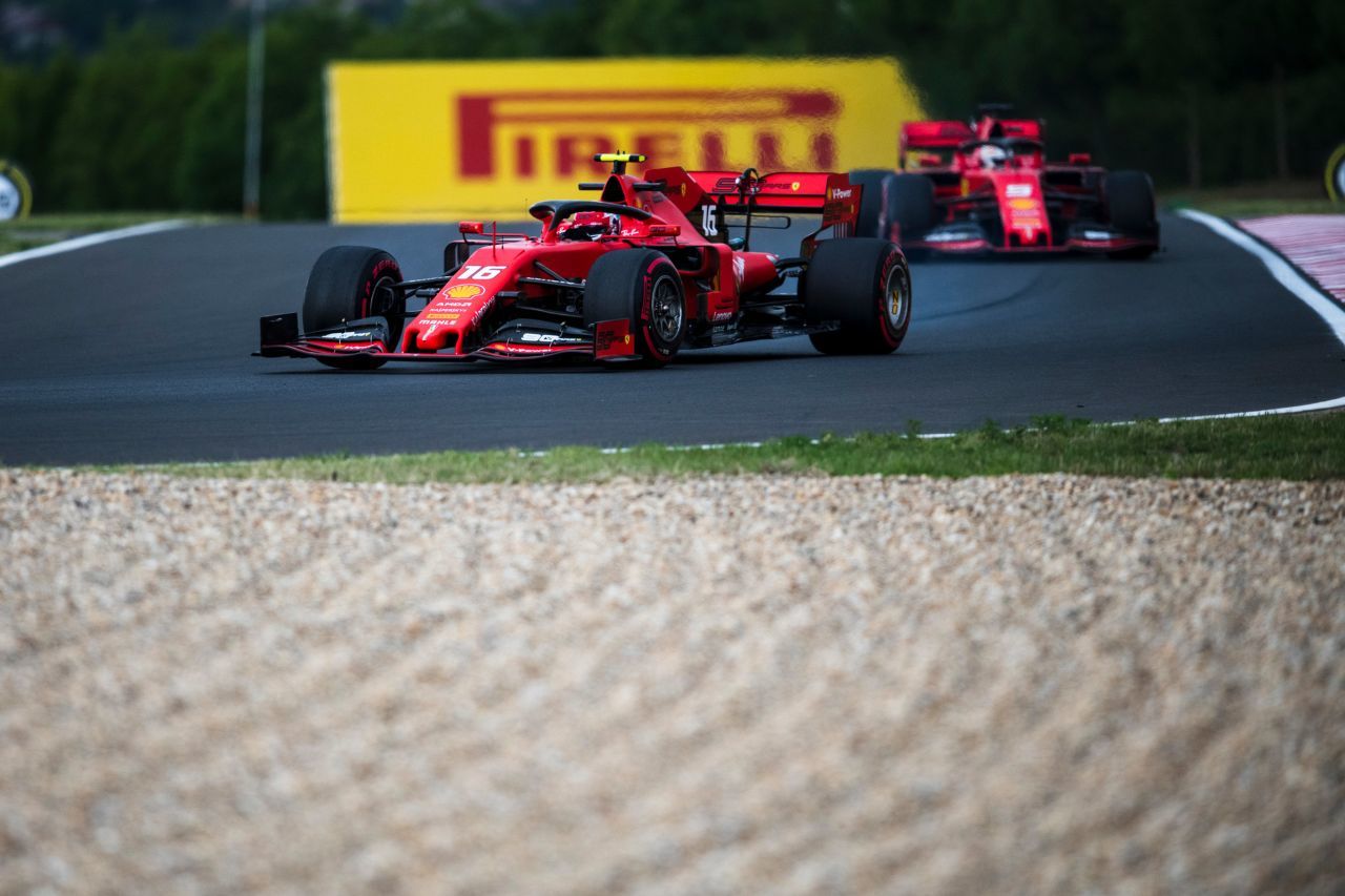 Ein Bild, das es im Lauf der Saison 2019 zu oft gab: Vettel hinter Leclerc. Vor allem im Qualifying wirkte der Monegasse souveräner.