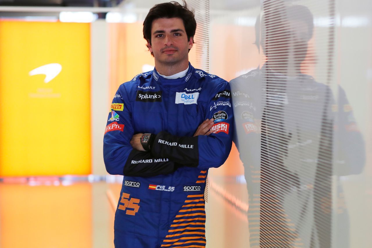 Nach Toro Rosso, Renault und McLaren scheint die Zeit reif: Carlos Sainz könnte bald von Ferrari zum Fotoshooting gebeten werden.