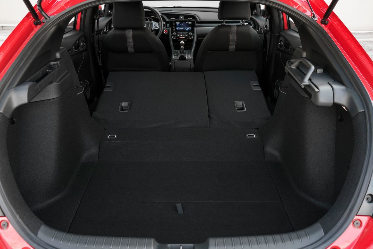 Mit 4,50 Metern Länge ist der Civic überdurchschnittlich groß für die Kompaktklasse – und das spürt man auch im Kofferraum. Kleiner Anstieg nach hinten.
