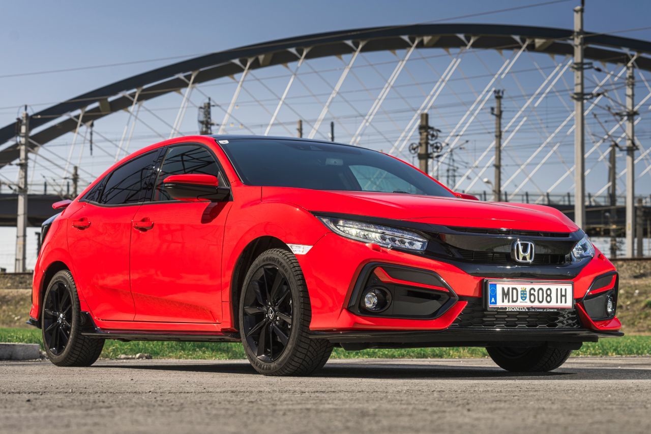 Optische Nähe zum kultigen Civic Type R: Die neue Sport Line gibt es für Hondas 320-PS-Supersportler und für den getesteten 126-PS-Alltags-Civic.