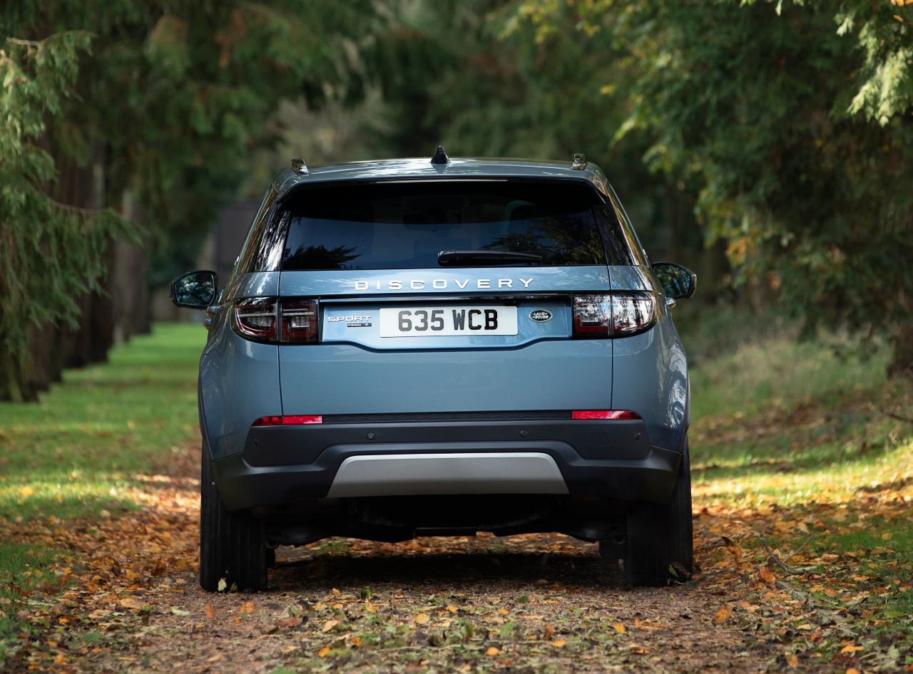 Fazit von Motorprofis-Redakteur Fabian Steiner: „Plug-in-Hybrid macht Evoque und Discovery Sport nun auch technisch todschick: Sie können als Elektroauto durch die Stadt cruisen, aber bei Bedarf mit 309 Hybrid-PS auftrumpfen oder als Benziner ohne Reichweitenprobleme auf die Langstrecke gehen. Die elektrische Reichweite ist die höchste im Segment, der große Benzintank erleichtert Autobahnfahrten und das Gleichstrom-Schnellladen können nur wenige Plug-in-Hybride