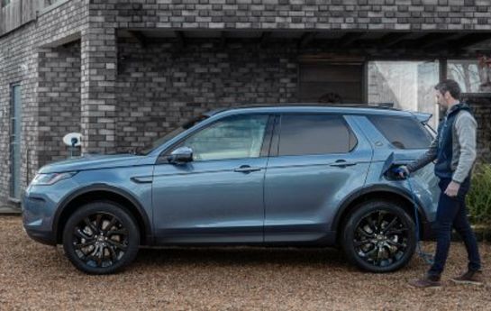 Als Elektroauto durch die Stadt, als Benziner über die Autobahn: Die britischen Stilikonen Range Rover Evoque und Land Rover Discovery Sport bekommen neue Plug-in-Hybridantriebe. - Jetzt auch technisch sehr schick