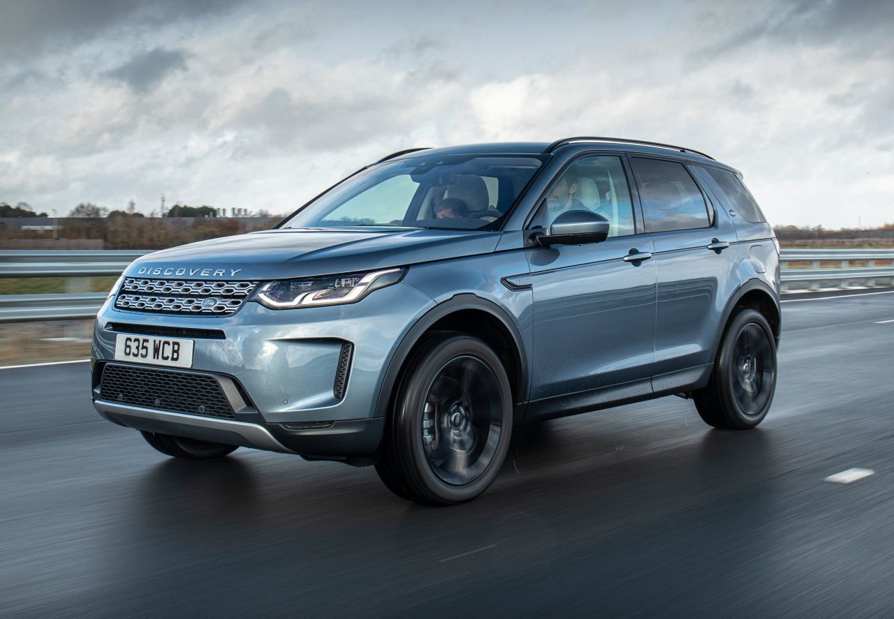 Der Discovery ist Land Rover-Tradition: Lange vor dem SUV-Boom bauten die Briten schon Raumfahrzeuge, mit denen man in die Botanik abbiegen kann.