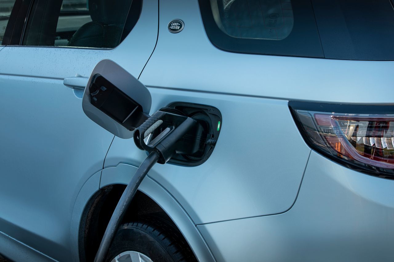 So schnell laden können nur sehr wenige Plug-in-Hybride: Beim 32 kWh-Gleichstrom-Tanken ist die Batterie nach nur 30 Minuten wieder bei 80 Prozent.