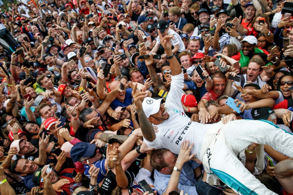 Lewis Hamilton muss heuer auf das Bad in der Menge in Silverstone verzichten. Auf das Rennen in Silverstone wohl auch. Und, wenn es dumm läuft, sogar auf alle Rennen. Bild ganz oben: Die Gridgirls sind schon Geschichte – welche Geschichte werden wir heuer mit der britischen Flagge verbinden?
