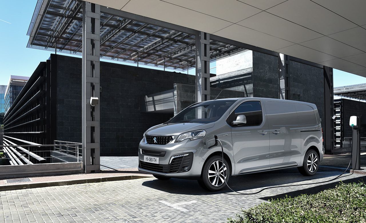 Peugeot e-Expert an der Ladesäule: Gleichstromladen (DC) ist mit bis zu 100 kW möglich. Auch dreiphasiges Wechselstromladen (AC) mit 11 kW ist hilfreich.