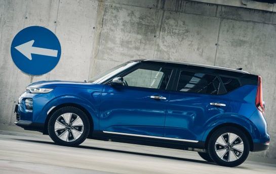 Ein originelleres Kompakt-SUV als Kias elektrischer Würfel ist schwer zu finden. Der e-Soul ist optisch unangepasst und geht technisch auf Tuchfühlung mit der Oberklasse, obwohl er die Hälfte kostet. Über 400 Kilometer tatsächliche Reichweite und flottes Laden machen ihn zu einem der alltagstauglichsten Elektroautos. - Richtung Zukunft durch den Tag