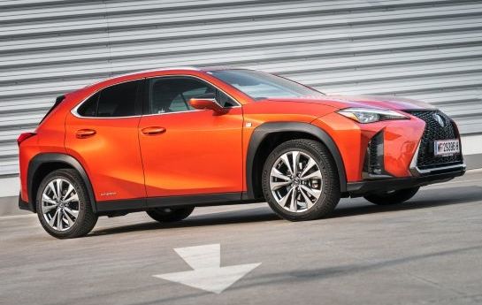 In einem überlaufenen Segment hebt sich das Kompakt-SUV von Lexus mit einem besonderem Antrieb und Design ab. - Hier weht der frische Wind