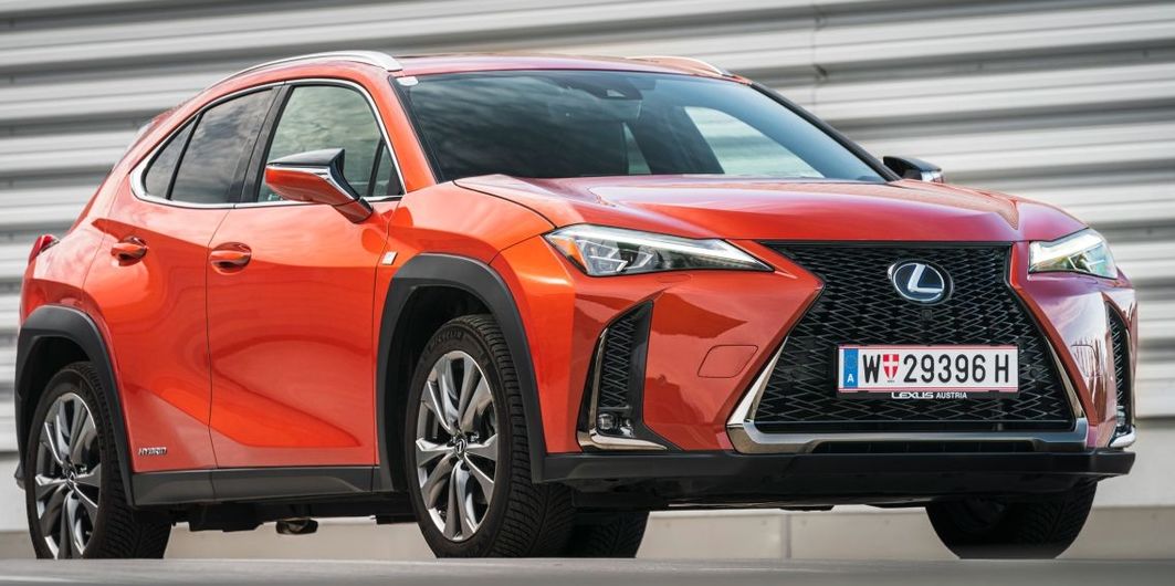 INTENSIV-TEST: LEXUS UX 250H F SPORT E-FOUR