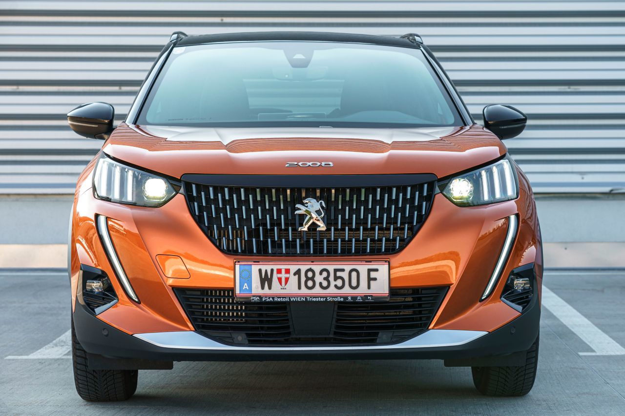 Es ist wohl das Gesicht des Jahres, mit dem Peugeot gleich zwei kleineren Autos zum großen Auftritt verhilft: Lichtsignatur aus drei Krallen und LED-Zahn.