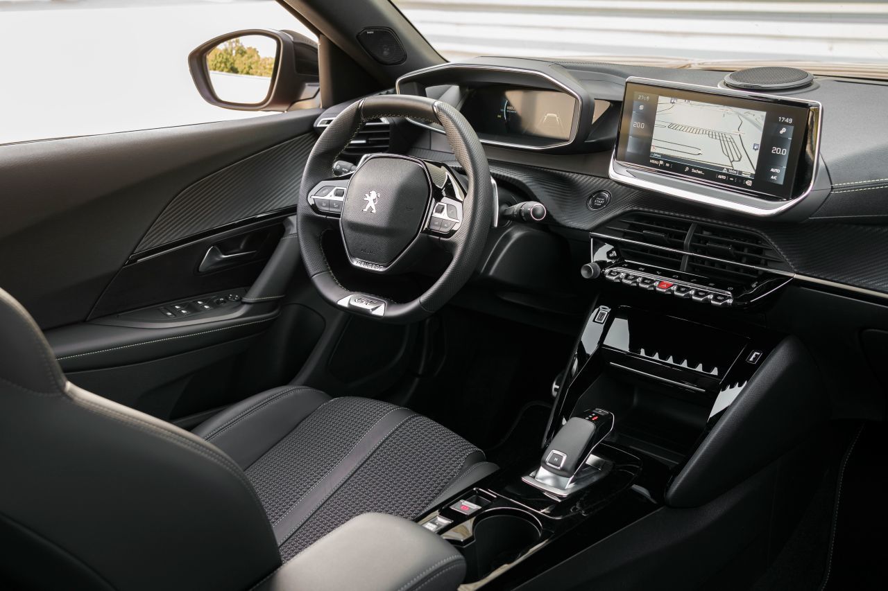 Peugeot setzt auch im SUV auf das sportliche i-Cockpit-Layout, bei dem die Armaturen oberhalb des handlich-kleinen Lenkrads liegen.