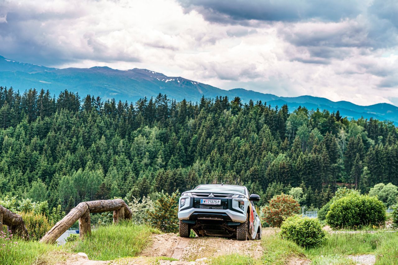 550 Hektar Wald, eine in Europa einzigartige Vielfalt an Offroad-Strecken und -Möglichkeiten. Hier geht es an die eigenen Grenzen, und die der Physik.