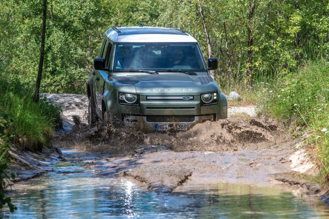 Mit der Simplifizierung aller Bereiche bildet der Defender einen Gegenpol zum Chichi der SUVs. Das ernsthaft pragmatische Design ist grundsympathisch…