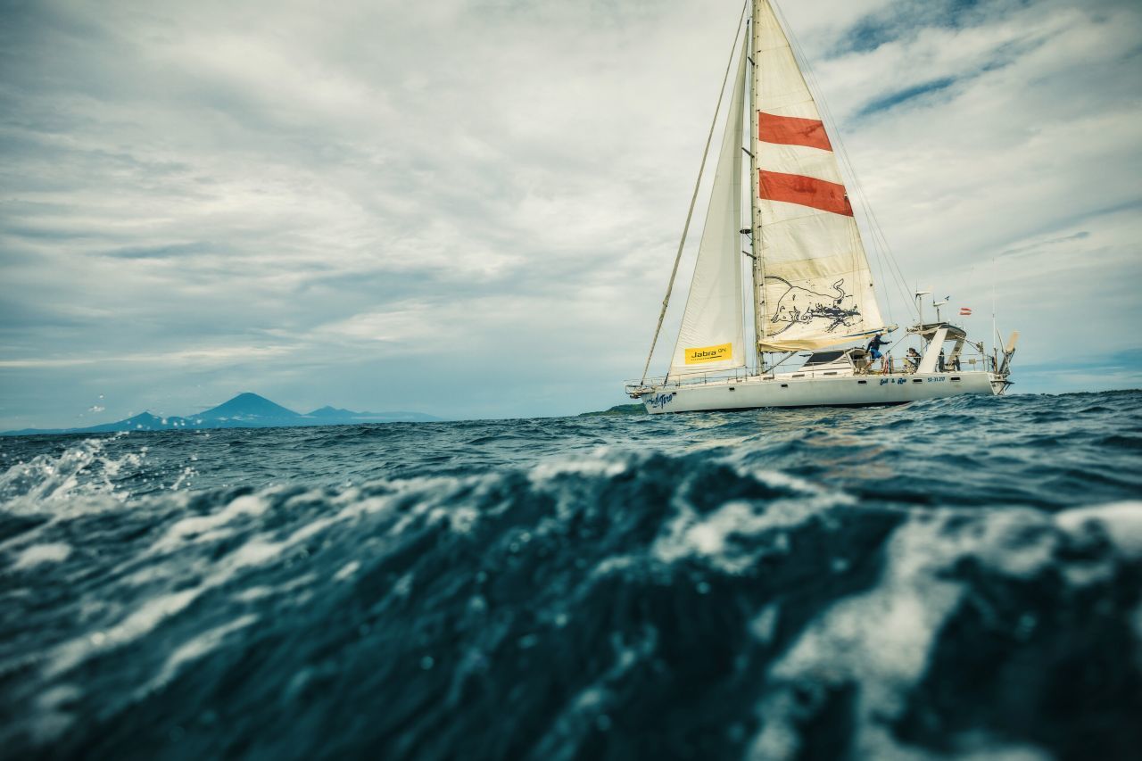 Wenn das Virus nicht gerade zum Boxenstopp daheim zwingt, ist Schiester mit seiner Freundin auf den Weltmeeren unterwegs. Sein aktuelles Projekt hat den Namen SailAndRun. Wobei man hier von viel Segeln und viel Laufen spricht.