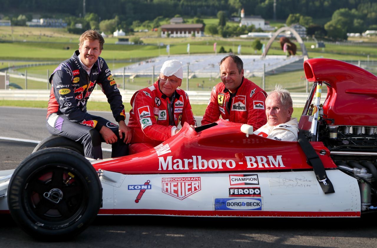 Dr. Helmut Marko in seinem BRM, mit seinen Entdeckungen Vettel und Berger, Lebensbegleiter Lauda und all das auf dem Red Bull Ring, den er zu Österreichring-Zeiten einst eingeweiht hatte und der nun in seiner modernen Version seine Handschrift trägt – bis hin zur Architektur. Zudem gilt er als großer Kunst-Experte – im Bild ganz oben bei einem Interview mit Andrea Schlager im Louvre in Abu Dhabi.