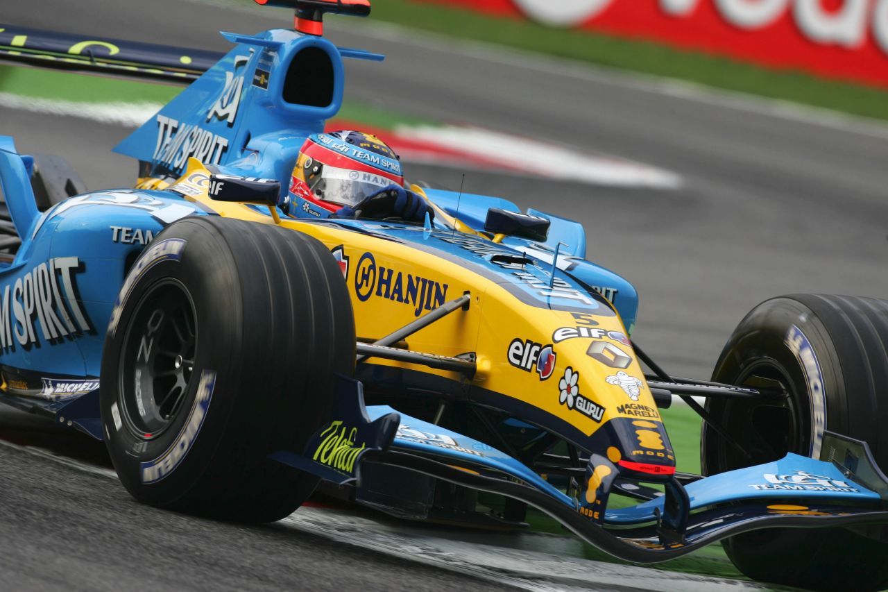 2005 und 2006 wurde Alonso Weltmeister. Er ist der einige Fahrer, der mit einem Renault-Boliden Weltmeister wurde, aber…
