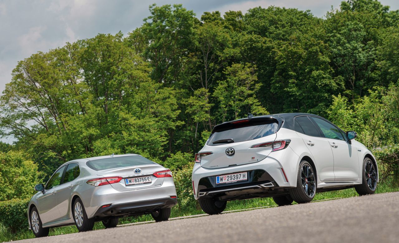 Toyota-Helden, auch dank Hybrid: Im Ranking der weltweit meistverkauften Autos 2019 belegt der Camry (li.) Platz 8, der Corolla Platz 1. Der RAV4 ist Dritter.