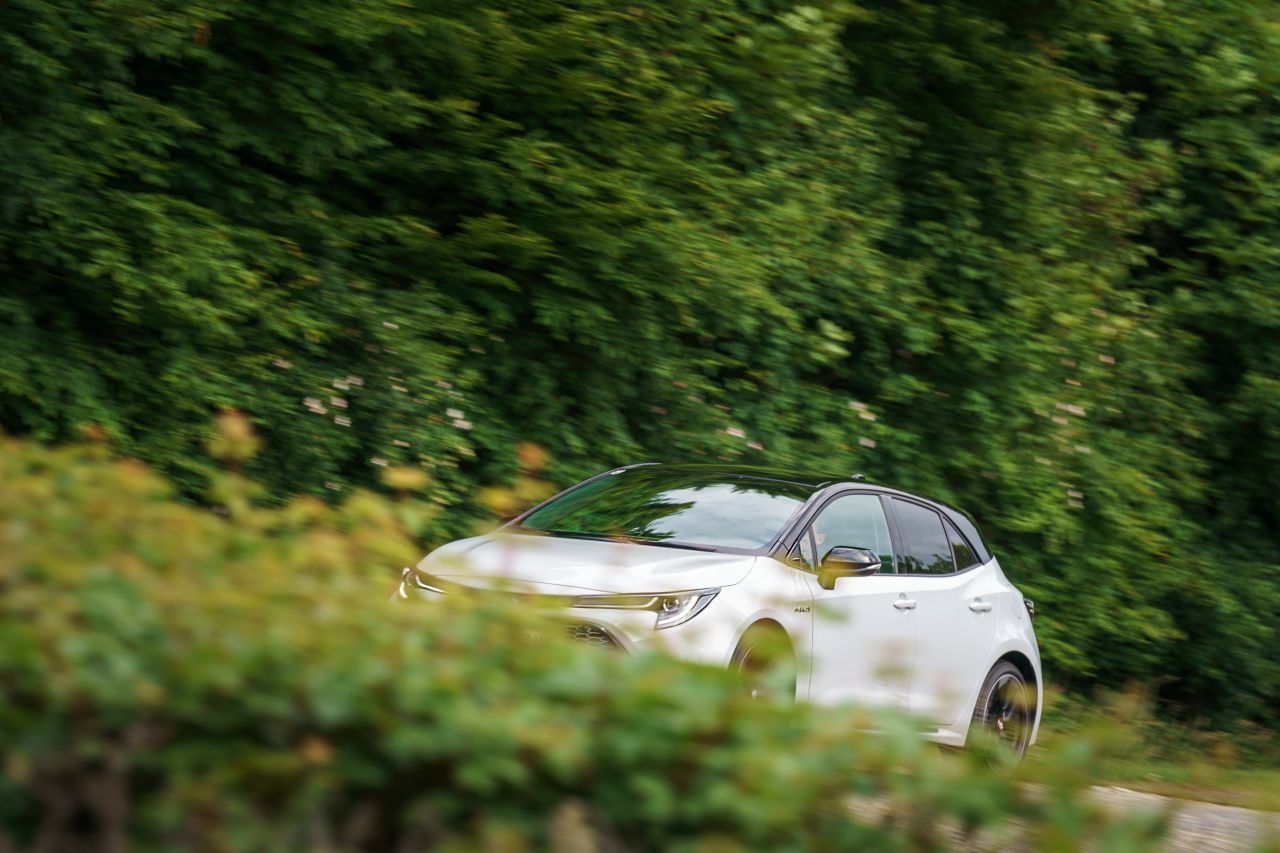 Die Hybrid-Entwicklung: Vor 20 Jahren belächelter Außenseiter, dann von Toyota konsequent zur Perfektion entwickelt. Heute oft überlegen.