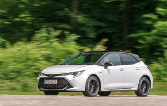 Wie sich die Hybridautos von Toyota im Alltag fahren und wie viel sie wirklich verbrauchen – die Motorprofis-Fahranalyse mit zwei der meistverkauften Autos der Welt: Camry und Corolla. - Ritt auf der grünen Welle