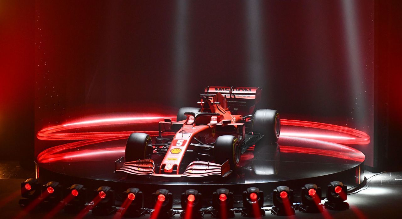 Genug nach fünf Jahren Ferrari: Die Präsentation 2020 war die letzte, an der Vettel beteiligt war. Mehr bleibt von seiner Zeit bei Red Bull: ganz oben Sebastian vor seinem Trophaen-Schrank in Milton Keynes.