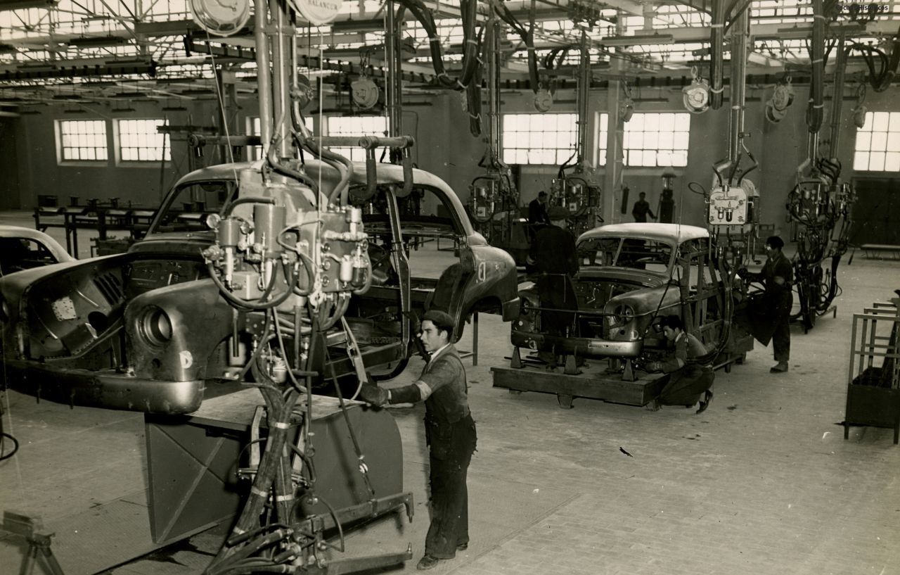 Drei Jahre nach der Markengründung eröffnet das Seat-Werk in der Zona Franca von Barcelona. Anfangs montieren 925 Mitarbeiter fünf Seat 1400 pro Tag.