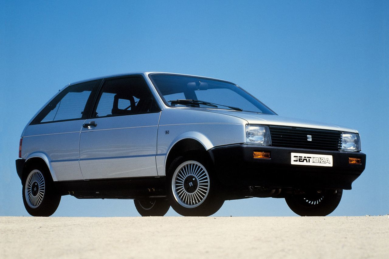 Das wohl wichtigste Auto der Seat-Geschichte: Der Ibiza I verbindet 1984 italienisches Giugiaro-Design, spanischem Temperament und…
