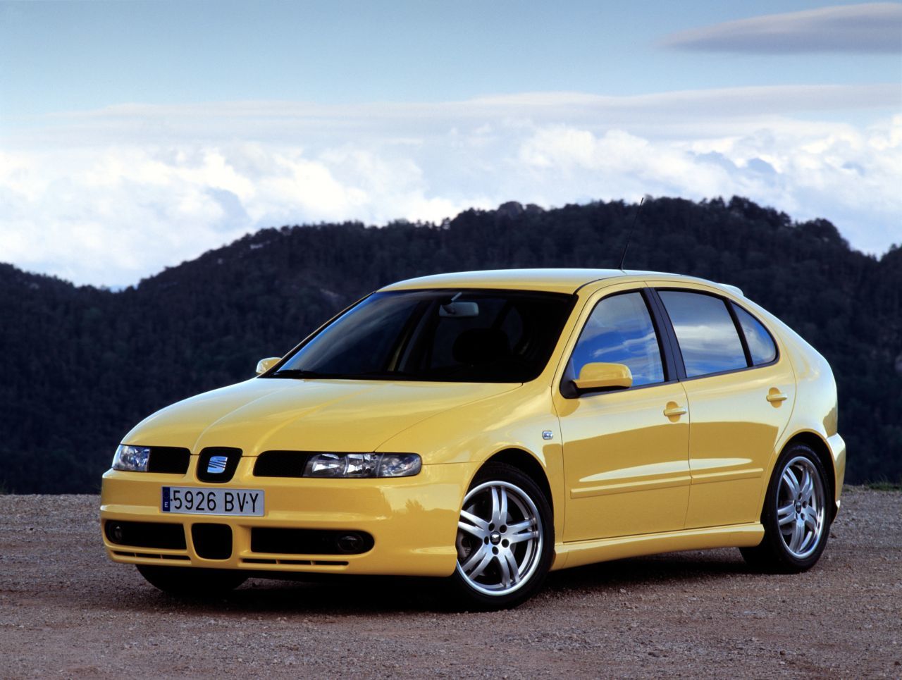 1999: Der Leon I erinnert durch das Schrägheck an den Alfa Sud, das Interieur entspricht stilistisch und qualitativ dem Audi A3. Top-Preis-Leistungsverhältnis.