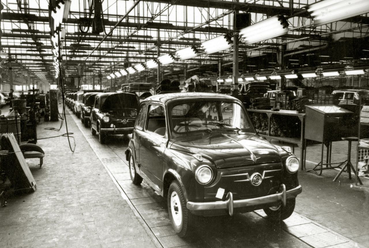 Schon 1957 produziert Seat am Fließband: Der Seat 600 motorisiert das Land und wird zum Symbol für Mobilität und Freiheit in Spanien.